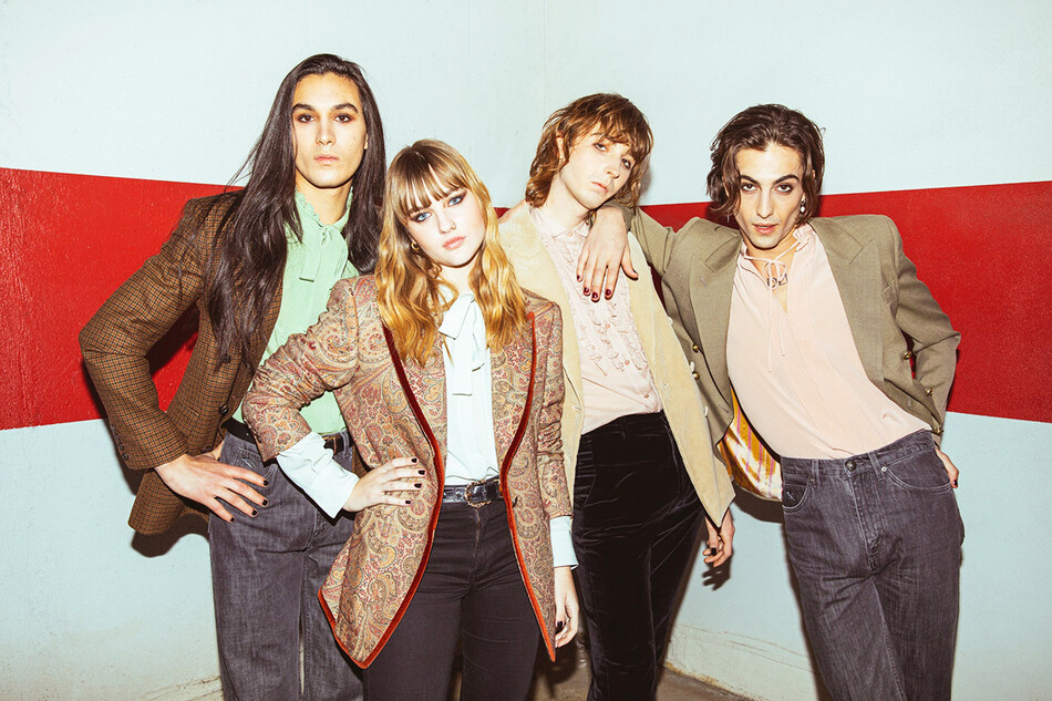 Участники итальянской рок-группы Måneskin во время фотосессии в Милане, 9 марта 2021 года, Милан, Италия