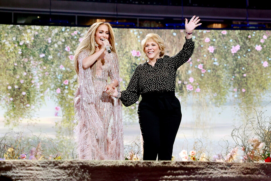 Дженнифер Лопес выступает на сцене со своей матерью Гваделупе Родригес