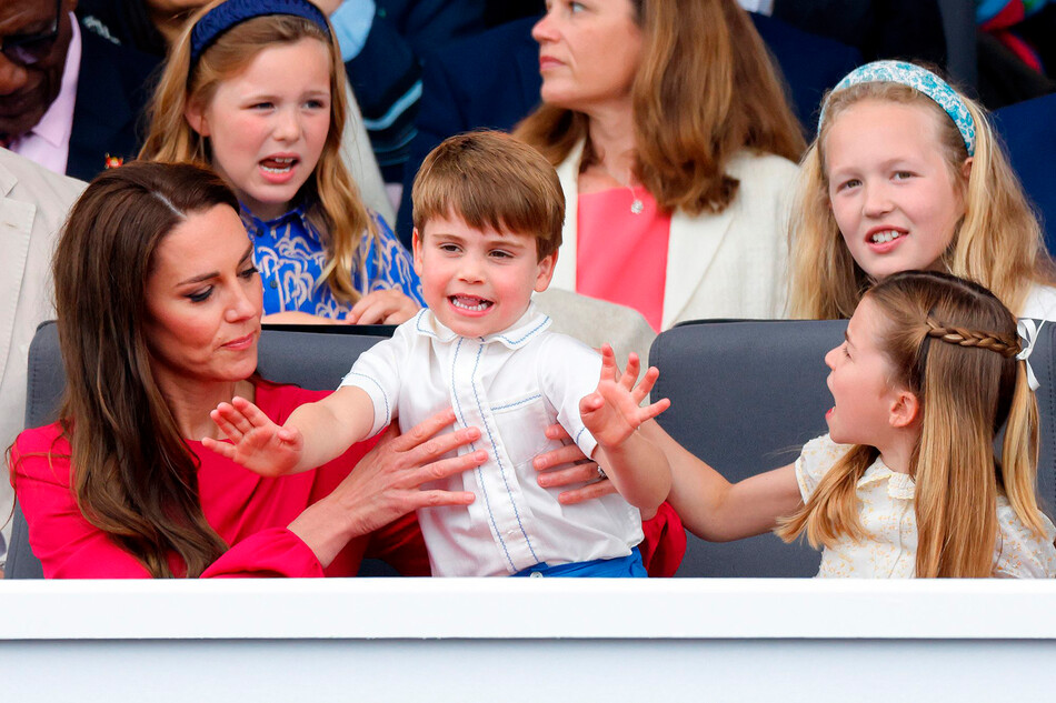 Принцесса Шарлотта помогла своей маме герцогине Кэтрин успокоить принца Луи