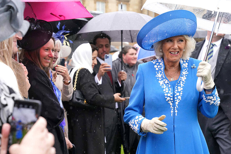 И в горе, и в радости: Камилла Паркер-Боулз и принц Чарльз и прошли испытанием ливнем, чтобы заменить королеву на летнем приёме