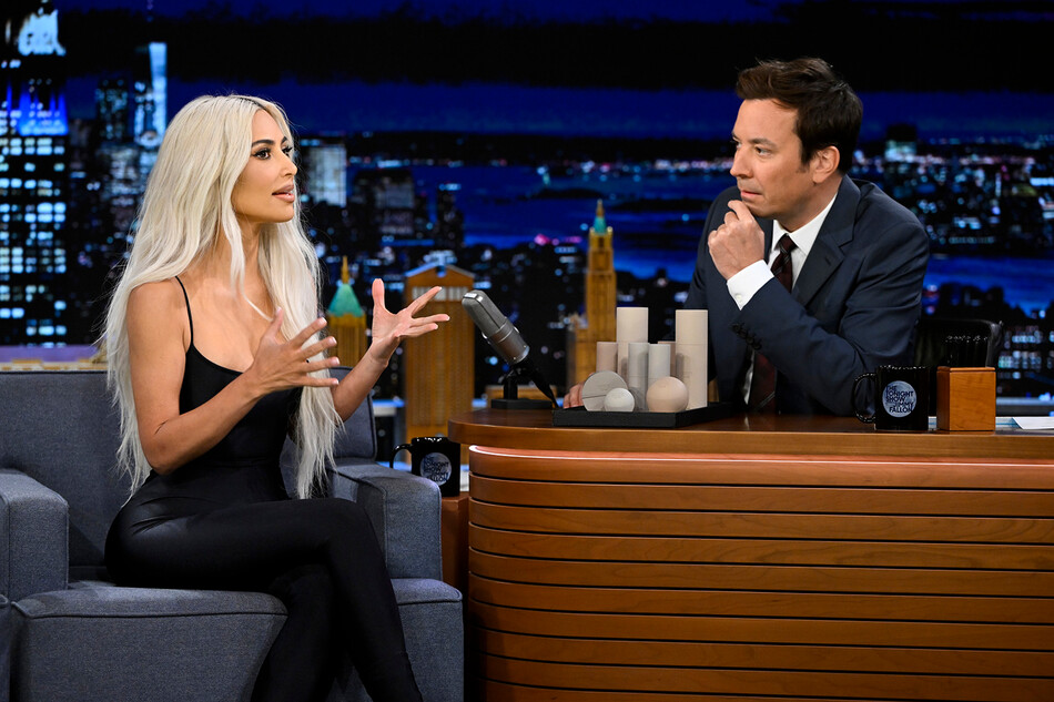 Ким Кардашьян во время интервью с ведущим Джимми Фэллоном, 21 июня 2022