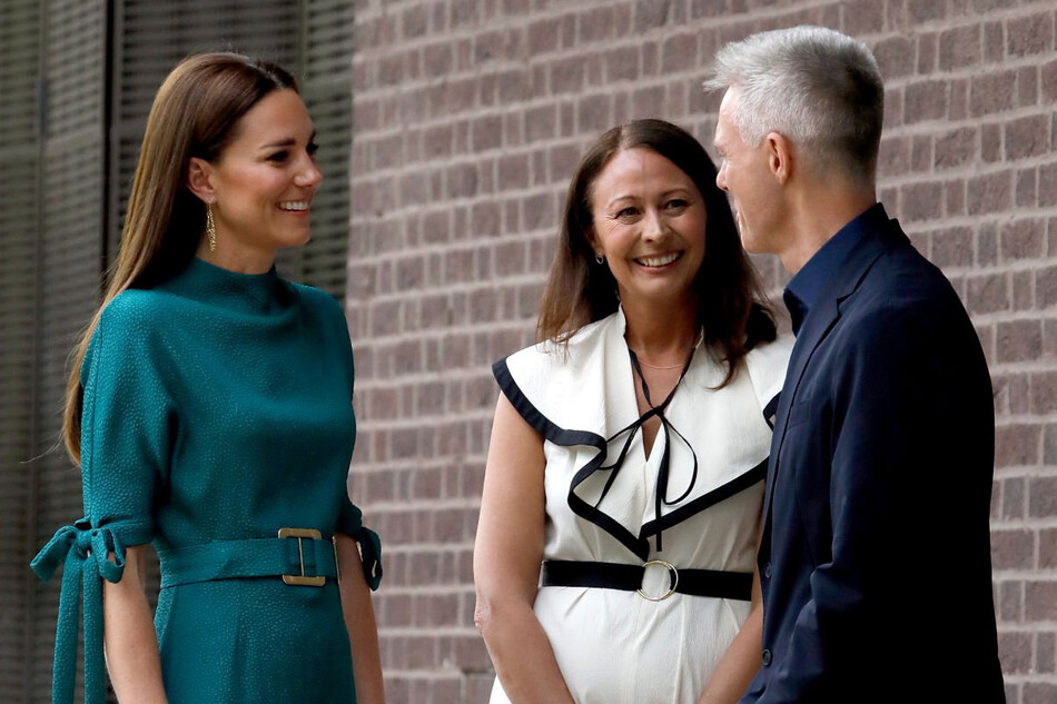 Кейт Миддлтон беседует с исполнительным директором Музея дизайна Тимом Марлоу и исполнительным директором Британского совета моды Кэролайн Раш, когда она прибывает в Музей дизайна 4 мая 2022 года в Лондоне, Англия