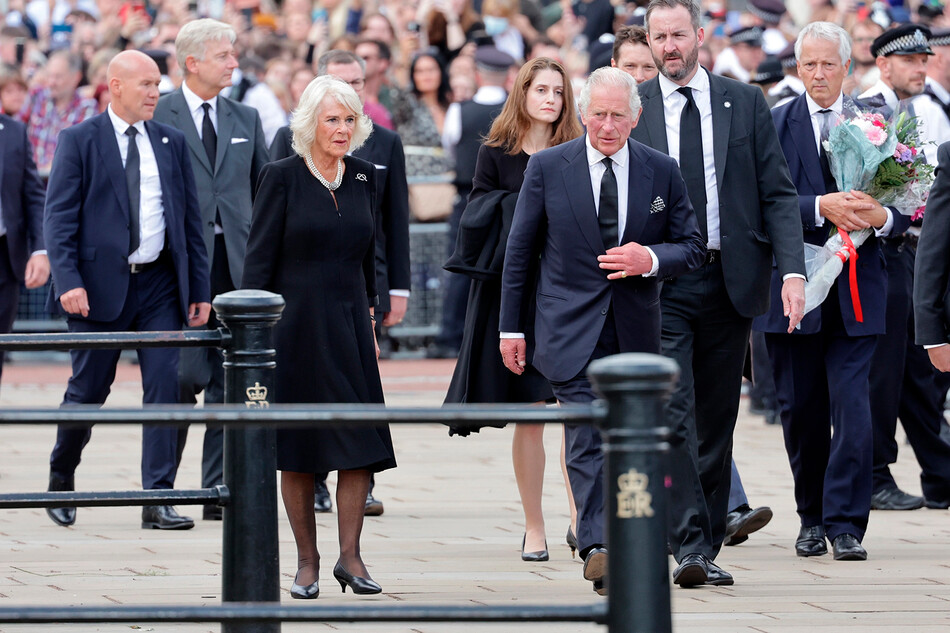 Король Карл III и Камилла, королева-консорт, возвращаются во дворец после общения с публикой, собравшейся в честь покойной королевы Елизаветы II возле Букингемского дворца 9 сентября 2022 года в Лондоне, Великобритания