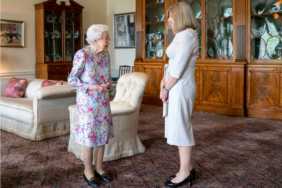 Королева Елизавета II с учредителем парада и главнокомандующим войск Шотландии принимает военный парад во дворце Холирудхаус 28 июня 2022 года в Эдинбурге, Великобритания