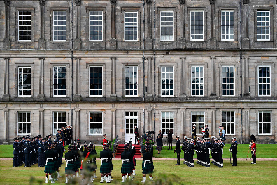 Парад вооружённых сил Шотландии во дворце Холирудхаус 28 июня 2022 года в Эдинбурге, Великобритания