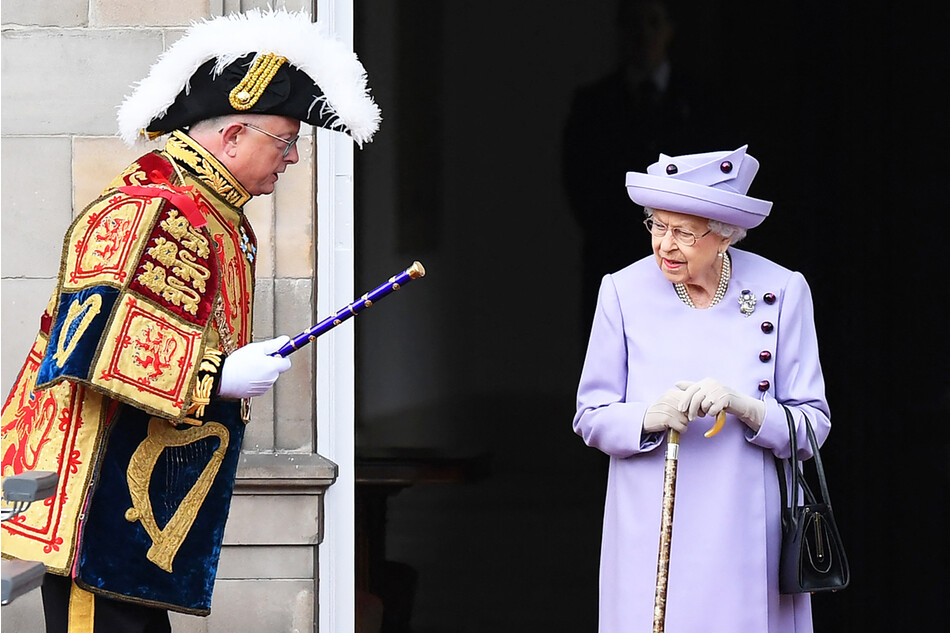 Королева Елизавета II в сопровождение учредителя парада принимает военный парад во дворце Холирудхаус 28 июня 2022 года в Эдинбурге, Великобритания