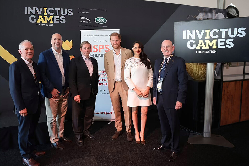 Посол IspS Handa Брендан Сканнелл, директор IspS Handa Кевин О'Брайен, бывший премьер-министр Ирландской Республики, покровитель IspS Handa Энда Кенни, принц Гарри, герцог Сассекский, Меган, герцогиня Сассекская и Председатель фонда Invictus Games Foundation Чарльз Аллен, барон Аллен из Кенсингтона, CBE позируют на приеме IGF во время второго дня Invictus Games The Hague 2020 в Zuiderpark 17 апреля 2022 года в Гааге, Нидерланды