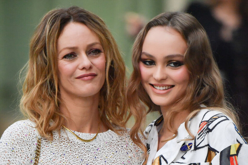 Дочь Джонни Деппа поздравила свою маму с Днём матери на фоне судебной драмы отца с Эмбер Хёрд