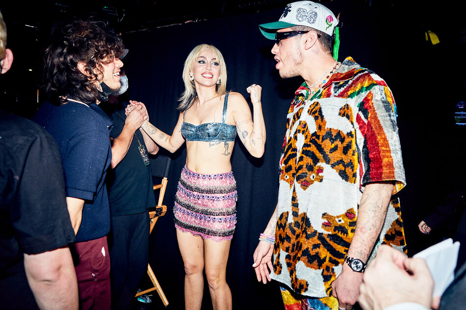 Макс Морандо и Майли Сайрус общаются с Питом Дэвидсоном за кулисами новогоднего концерта певицы «Mileys New Years Eve Party» на NBC, 31 декабря 2021