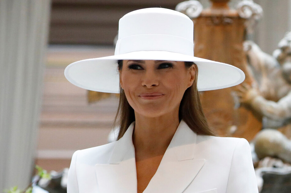 Мелания Трамп выставила на аукцион свою шляпу с автографом