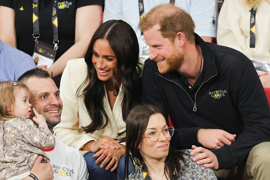 Принц Гарри и Меган Маркл общаются с болельщиками на соревнованиях по волейболу во время проведения Invictus Games, 17 апреля 2022 года в Гааге, Нидерланды