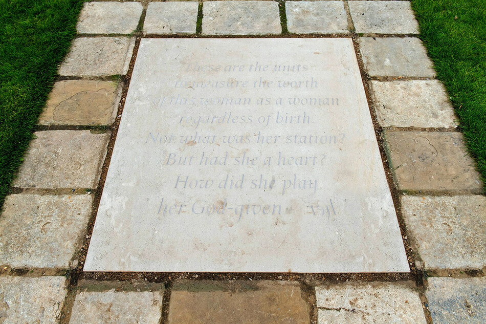 Перед статуей находится брусчатка с отрывком из стихотворения «Мера человека»