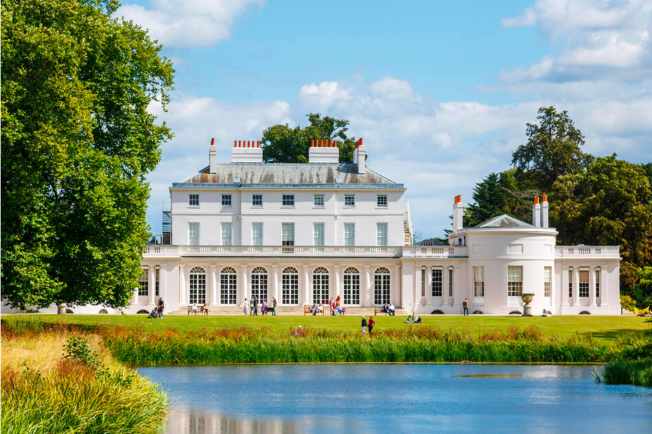 Фрогмор-Хаус был построен в 1680-1684 годах и использовался как королевская резиденция с 1792 года, когда он был куплен королевой Шарлоттой