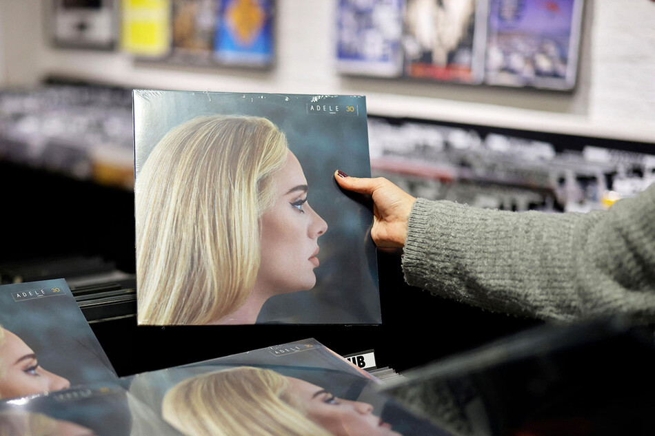 Новый альбом Адель «30» в музыкальном магазине Sister Ray в районе Сохо в центре Лондона 19 ноября 2021
