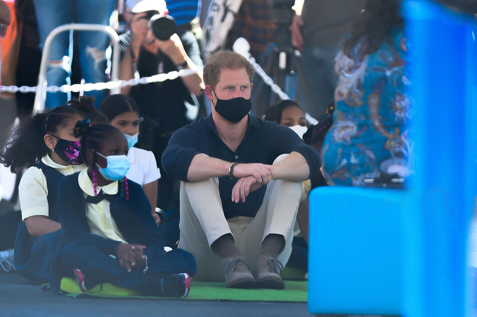 Принц Гарри вмести с детьми слушает как читает Меган Маркл книгу собственного сочинения «Скамейка» Гарлем, 24 сентября 2021 года в Нью-Йорке