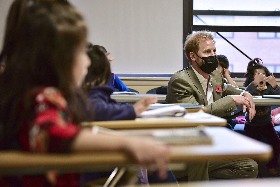 Принц Гарри с детьми афганских беженцев в Task Force Liberty 11 ноября 2021 года