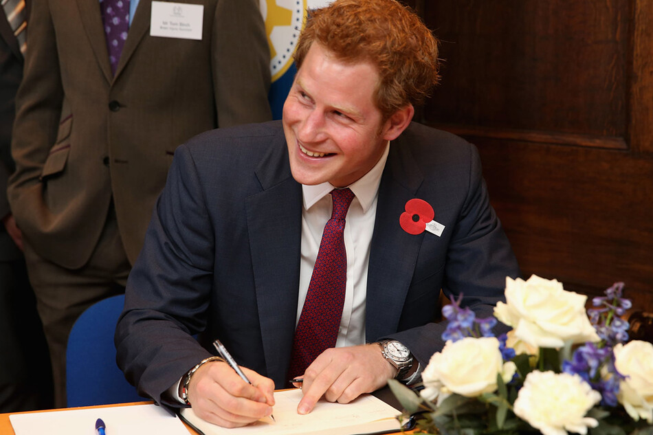 Принц Гарри подписывает книгу
