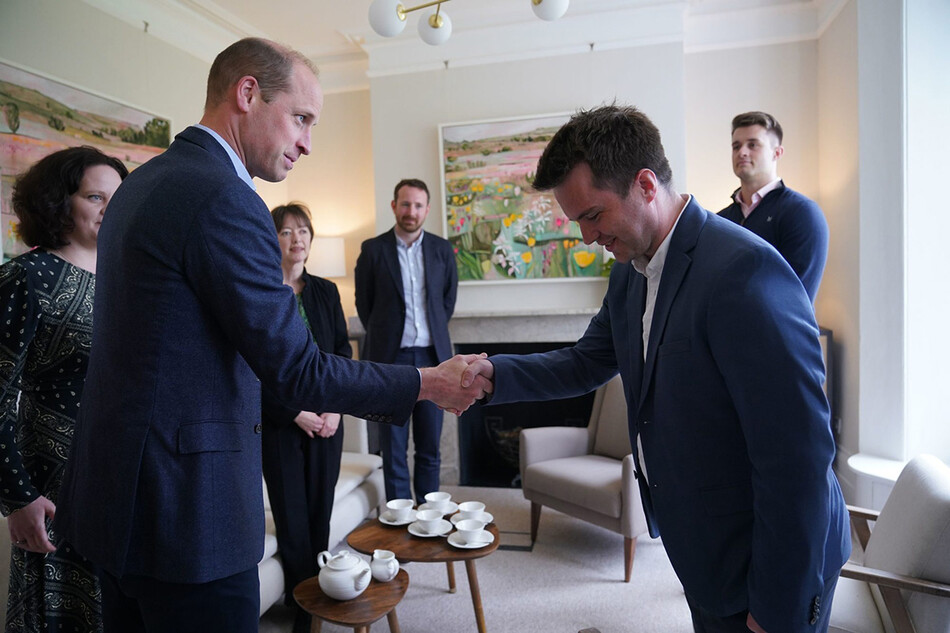 Принц Уильям, герцог Кембриджский во время визита в новый лондонский центр James' Place, чтобы узнать больше о работе благотворительной организации по спасению жизней мужчин, переживающих суицидальный кризис, 3 мая 2022 года в Лондон, Англия