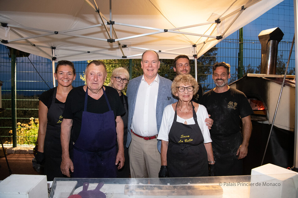 Принц Монако Альбер II делает селфи с гостями традиционного пикника Монако по случаю завершения лета «U Cavagnetu» в Le Parc Princess Antoinette 03 сентября 2022 года в Монте-Карло, Монако