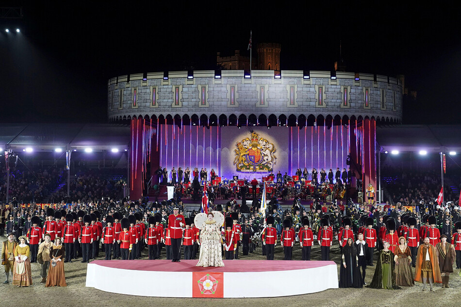 Актёры трижды приветствуют принцессу Беатрис во время конного шоу в Виндзорском замке приуроченного платиновому юбилею королевы Елизаветы II «Галоп по истории» в среду 11 мая 2022, Англия