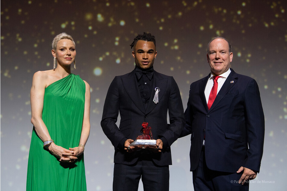 Тео Кристин получает премию Nymphe d'Or за лучшую международную мужскую роль-новичок от принца Монако Альбера II и принцессы Монако Шарлен во время церемонии открытия во время 61-го Телефестиваль в Монте-Карло 17 июня 2022 года в Монте-Карло, Монако