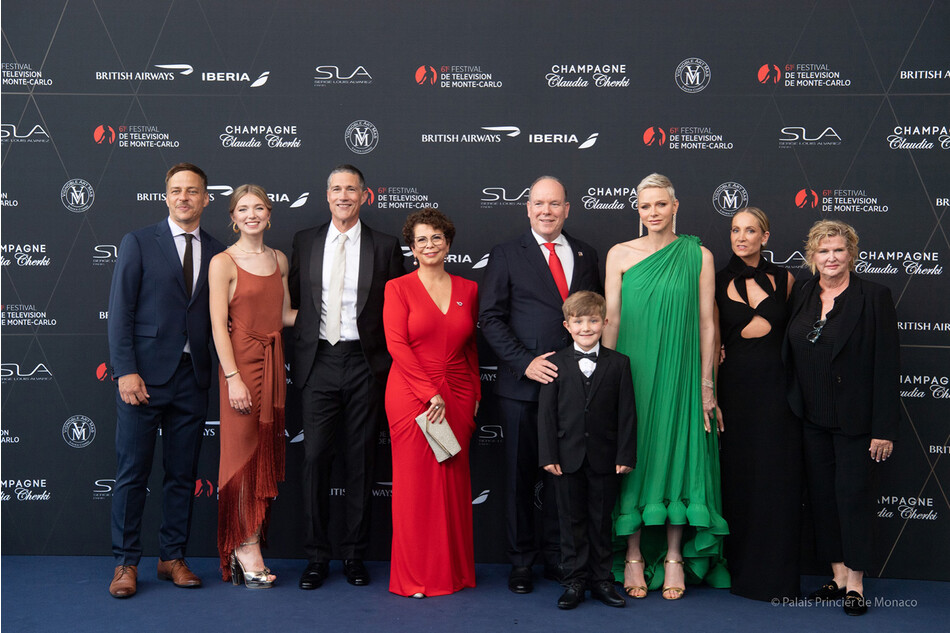 Церемония открытия 61-й телевизионного фестиваля в Монте-Карло 17 июня 2022 (слева направо) Том Влашиха, Алит Росс, Мэтью Фокс, Рола Бауэр, принц Монако Альберт II, Тейлор Фэй, принцесса Монако Шарлин, Джоанна Фроггатт и Денни Гордон позируют на фоне пресс-вола в Монте-Карло, Монако