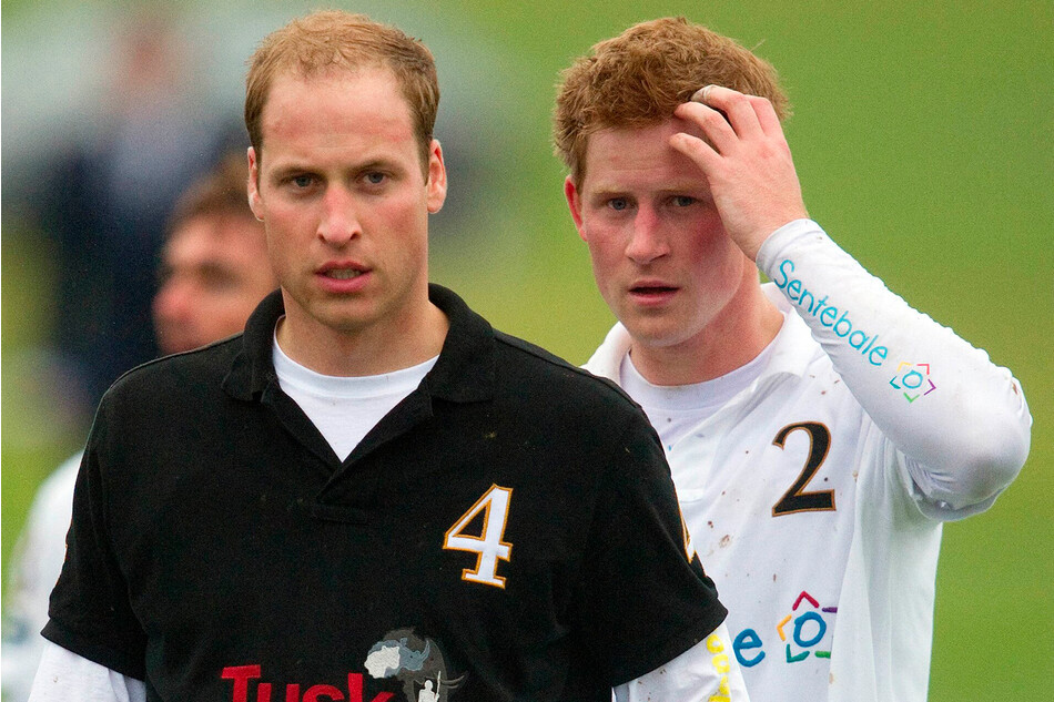 Принц Уильям и принц Гарри ждут, чтобы получить свои награды после игры в поло во время кругового турнира Sentebale Cup в парке Коварт в Аскоте 12 июня 2011 года