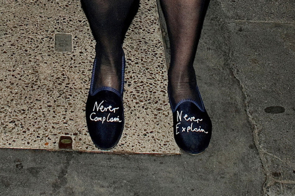 Сара Фергюсон написала королевский девиз на причудливых туфлях-черевичках