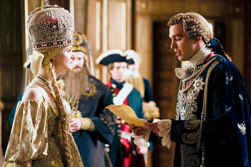 Эль Фаннинг в роли императрицы Екатерины Великой и Николас Холт в роли императора Петра III в мини-сериале «Великая», Hulu 2021