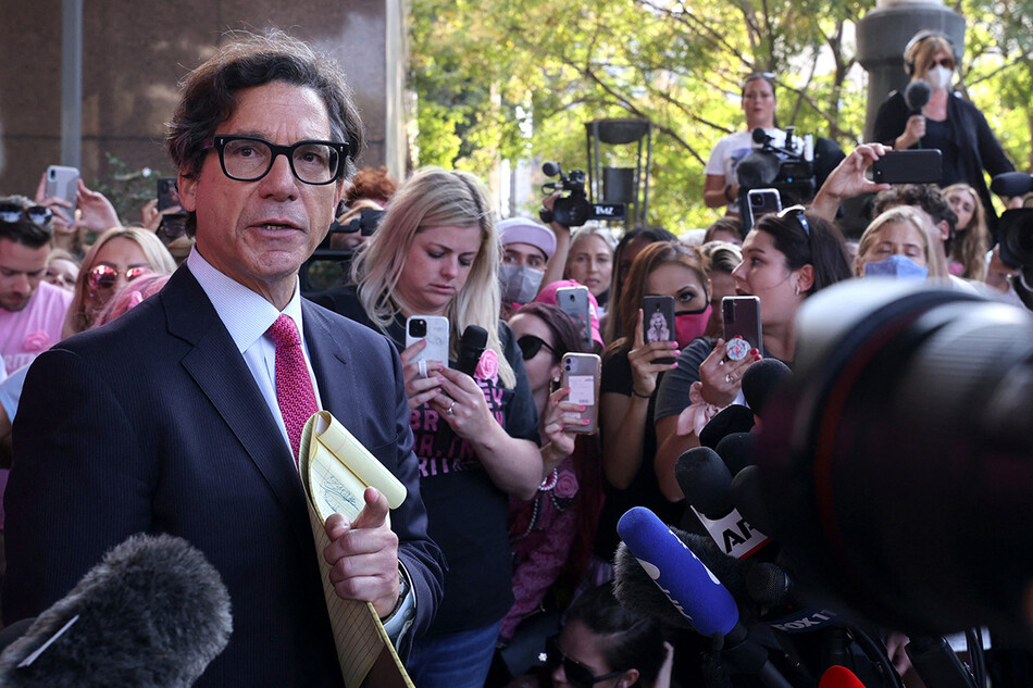 Адвокат Бритни Спирс Мэтью Розенгарт обращается к прессе и активистам #FreeBritney после слушания, на котором отец Спирс, Джейми Спирс, был отстранен судьёй от опекунства сентября 2021 года в Лос-Анджелесе, Калифорния