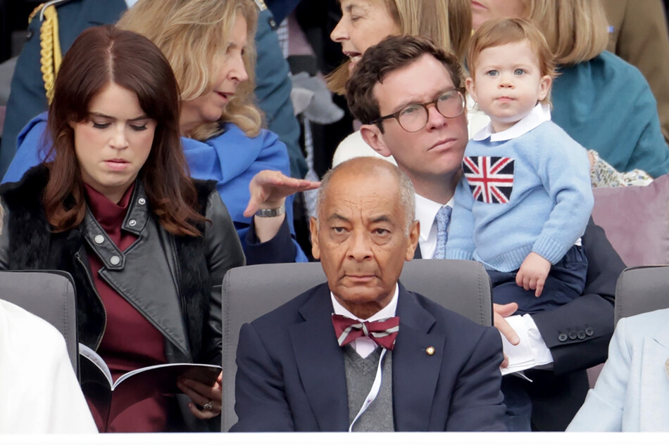 Принцесса Евгения и Джек Бруксбэнк с Августом посещают Платиновое театрализованное представление в торговом центре 5 июня 2022 года в Лондоне, Англия