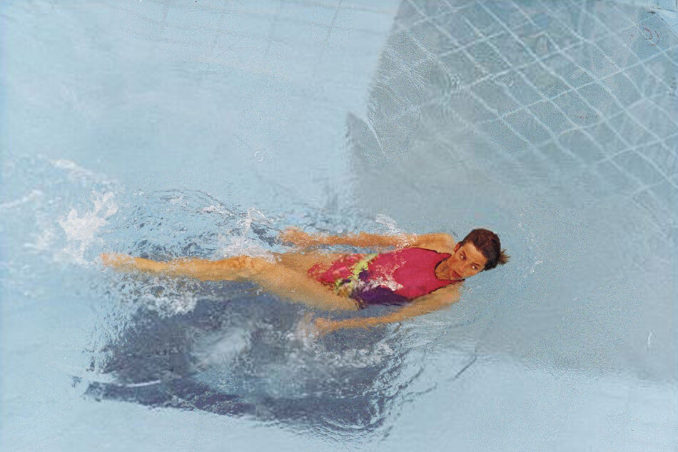 Диана, принцесса Уэльская отдыхает в бассейне в Бразилии