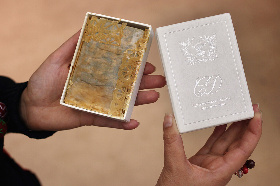 Один из кусков свадебного торта со свадьбы принца Чарльза и принцессы Дианы в 1981 году на Международной ярмарке изящных искусств и антиквариата Олимпии 8 июня 2011 года в Лондоне, Англия.