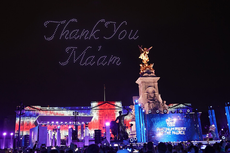 Принц Джордж и принцесса Шарлотта вместе со своими родителями посетили платиновый концерт в честь Елизаветы II в Букингемском дворце