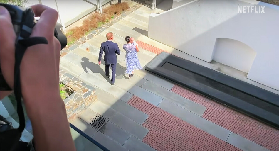 Папарацци снимает принца Гарри, герцога Сассекского и Меган Маркл, герцогиню Сассекскую с сыном Арчи во время их королевского тура по Южной Африке 25 сентября 2019 года в Кейптауне / Кадр документального сериала Netflix «Гарри и Меган», 2022г.