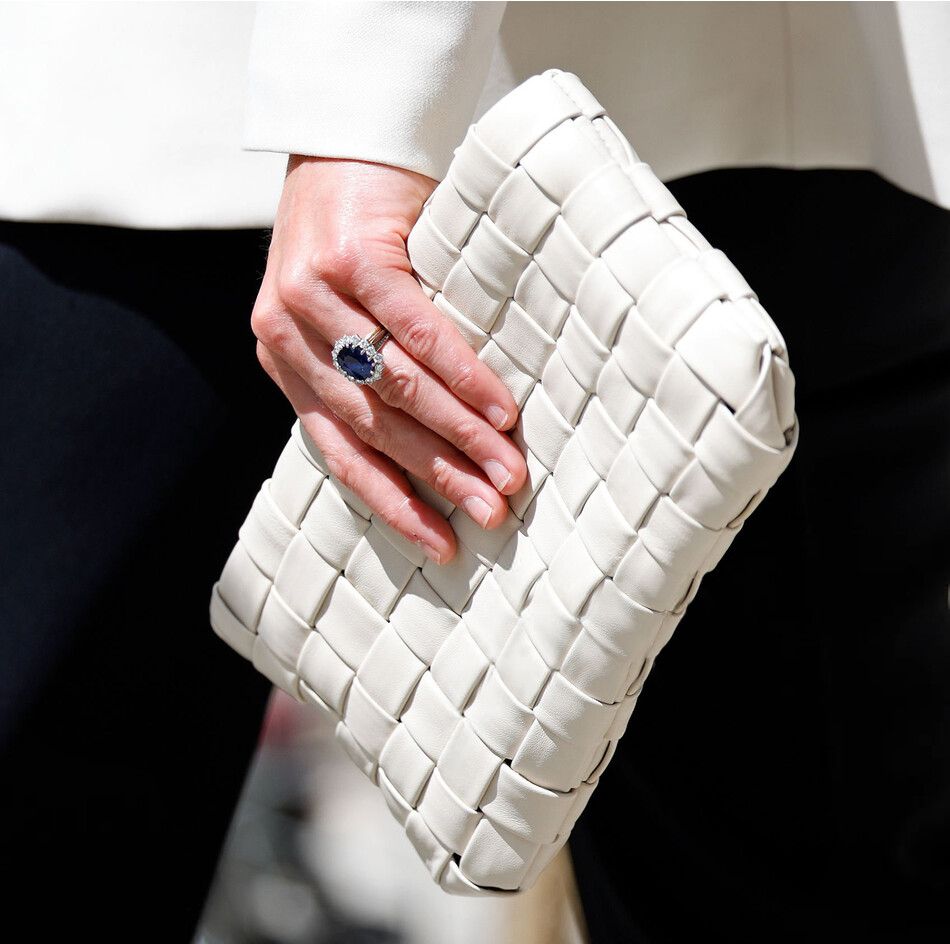 Кольцо принцессы Дианы стало отличным дополнением к образу Кейт Миддлтон во время посещения благотворительного детского центр Little Village в Бренте, на северо-западе Лондона, 8 июня 2022