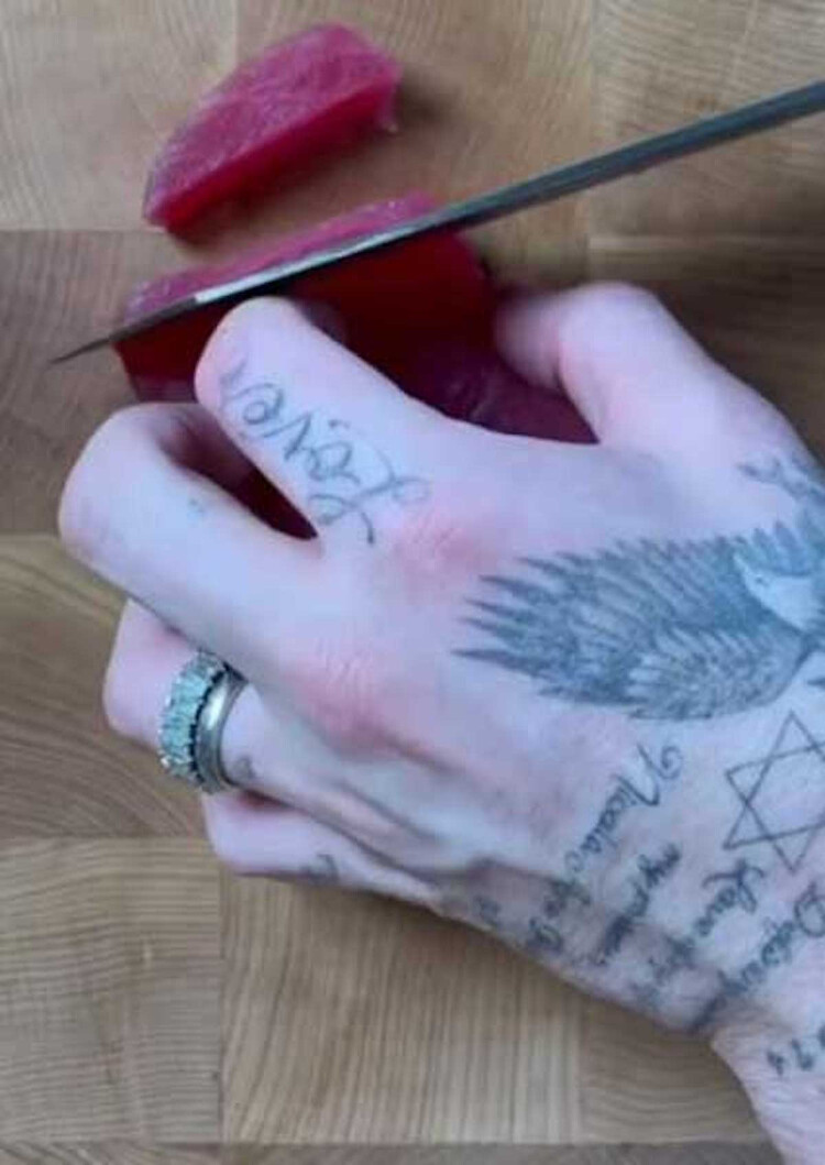 Кадр из видео Бруклина Бекхэма, где можно увидеть новое кольцо, 2022