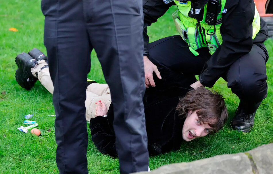 Полиция задержала активиста Патрика Телуэлла, бросившего яйцо в короля Карла III и Камиллу, королеву-консорта во время их официального визита в графство Йоркшир 09 ноября 2022 года, Йорк, Англия