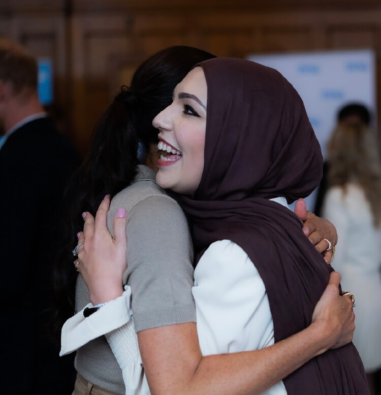 Меган Маркл и участник круглого стола по вопросам гендерного равенства Исра Чакер, 2022 г. 