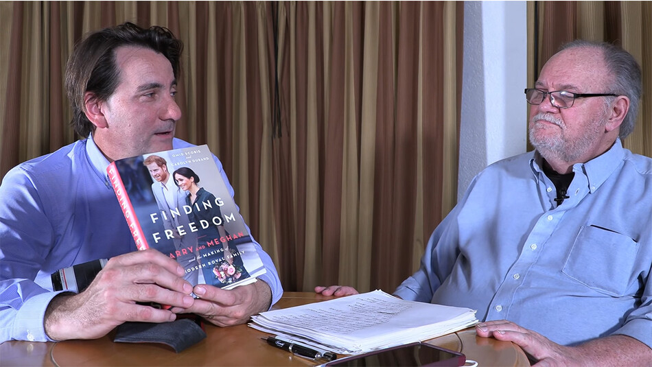 Карл Ларсен показывает Томасу Марклу книгу о Меган и принце Гарри «В поисках свободы: Гарри, Меган и создание современной королевской семьи», 2022