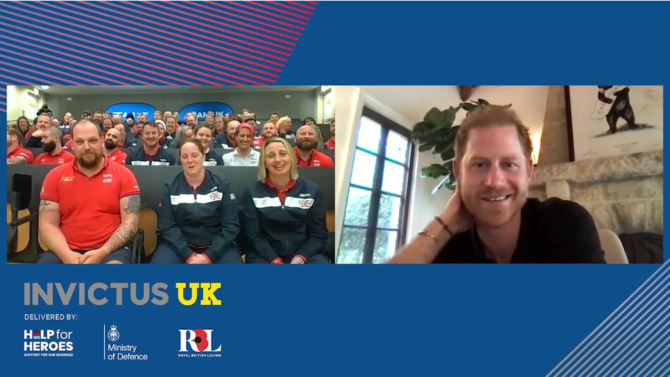 Принц Гарри, герцог Сассекский, разговаривает с командой Великобритании на их последнем тренировочном сборе в Университете Брунеля в Аксбридже перед тем, как команда отправится на Игры непокоренных