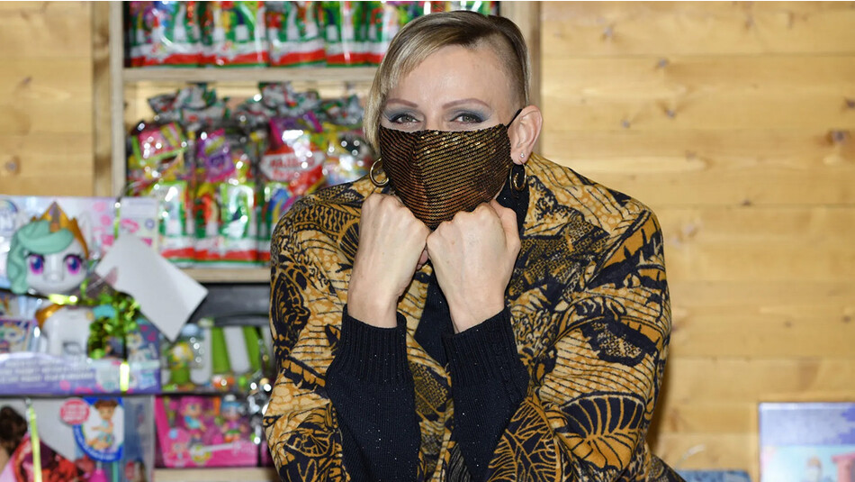 Княгиня Монако Шарлен на раздаче рождественских подарков 16 декабря 2020 года в Монако