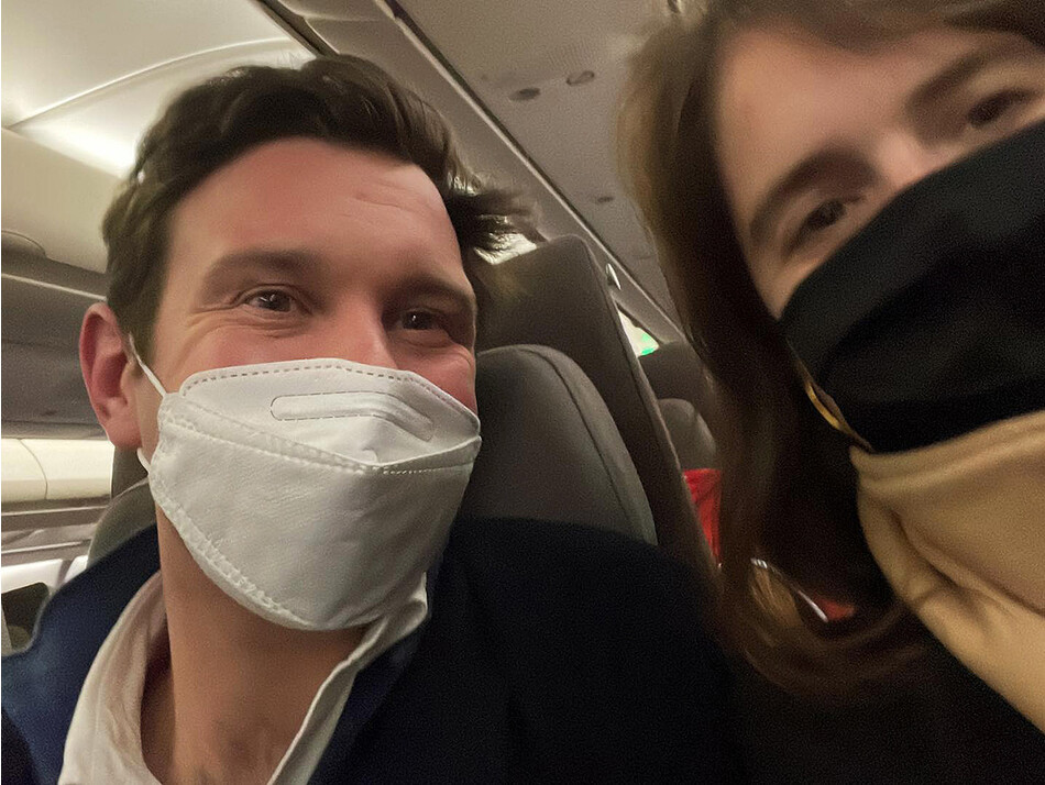 Джек Бруксбэнк и принцесса Евгения летят на встречу с принцем Гарhи и Меган Маркл в Калифорнию, 2022