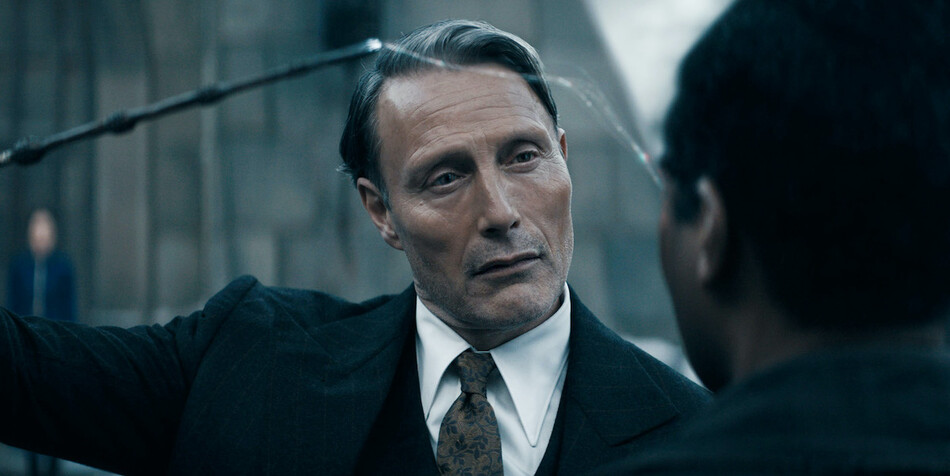 Мадс Миккельсен в роли Геллерта Грин-де-Вальда в фильме «Фантастические твари: Тайны Дамблдора», 2022