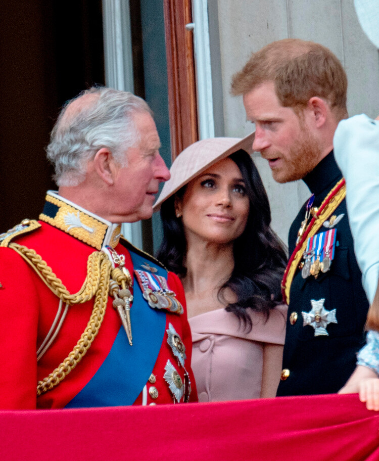 Принц Чарльз на балконе Букингемского дворца с сыном принцем Гарри и его женой Меган Маркл 9 июня 2018 года в Лондоне, Англия