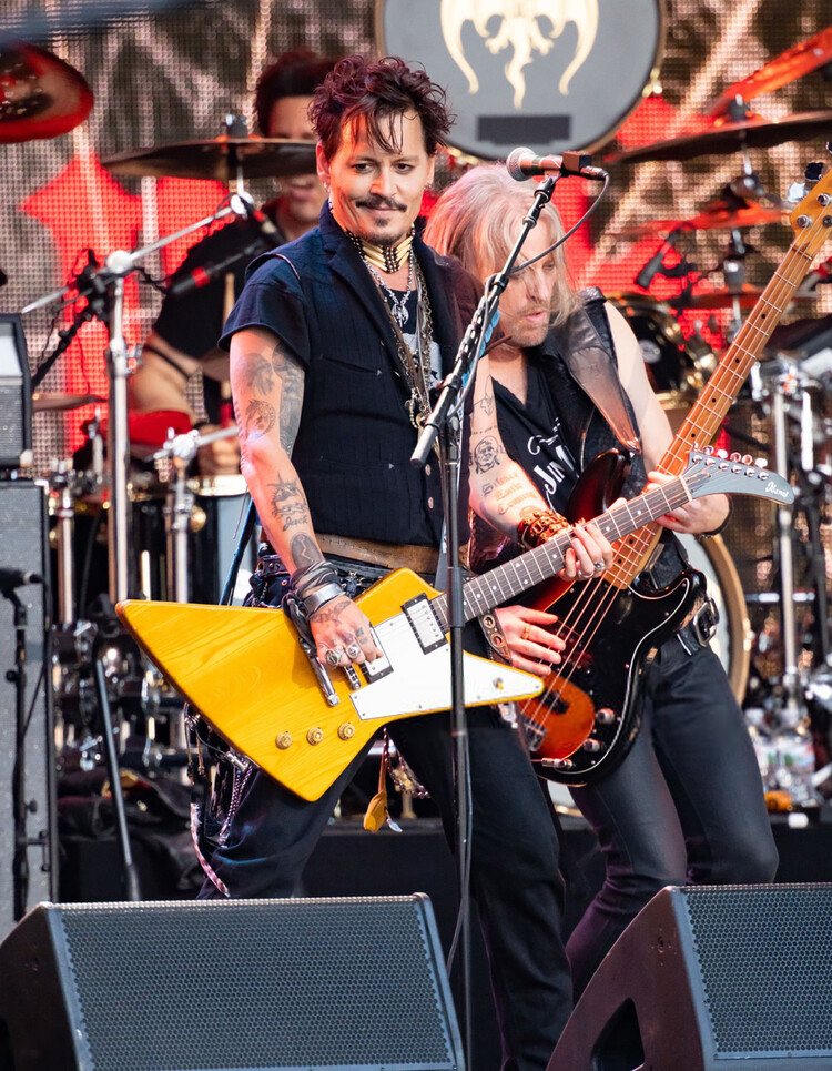 Johnny_Depp_court_guitar_04_Mainstyle.jpeg