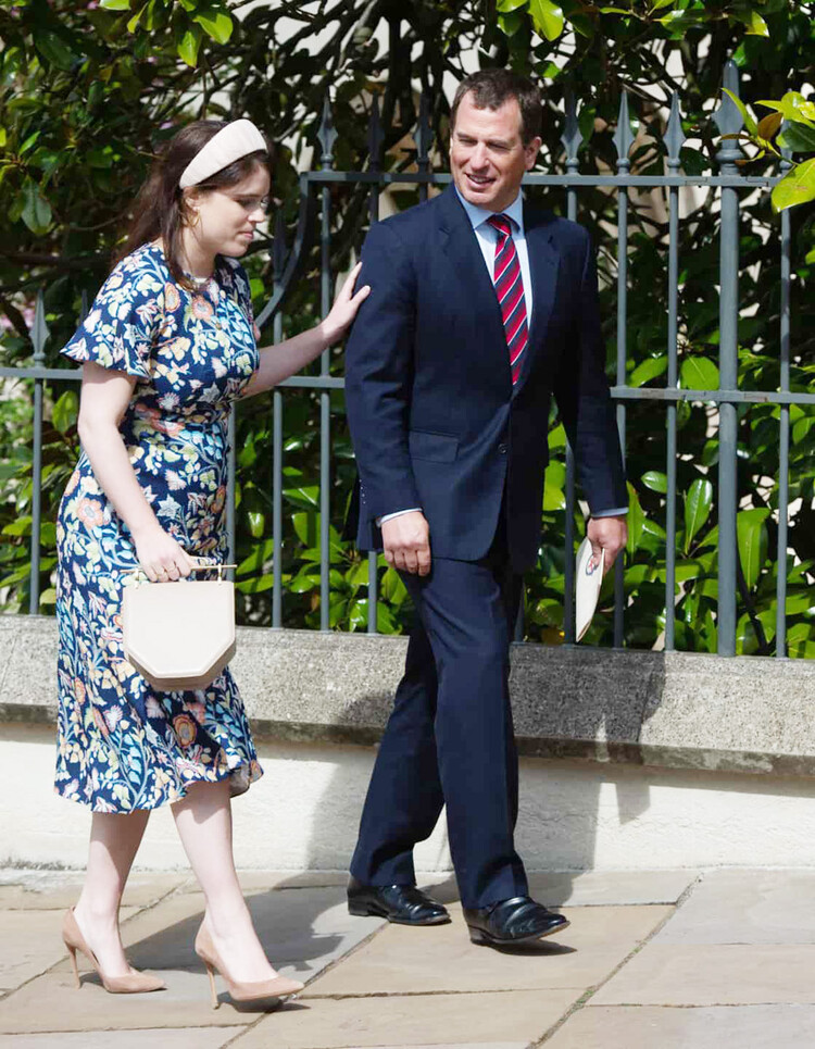 Принцесса Евгения и Питер Филлипс покидают пасхальную воскресную церковную службу в часовне Святого Георгия на территории Виндзорского замка 17 апреля 2022 года в Виндзоре, Англия