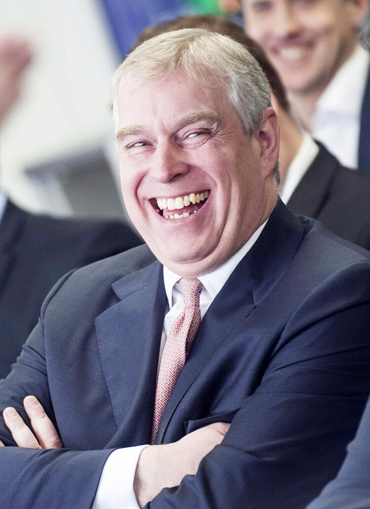 Принц Эндрю, герцог Йоркский, посещает завод декоративных красок AkzoNobel в Слау в Беркшире 13 апреля 2015 года в Слау, Англия