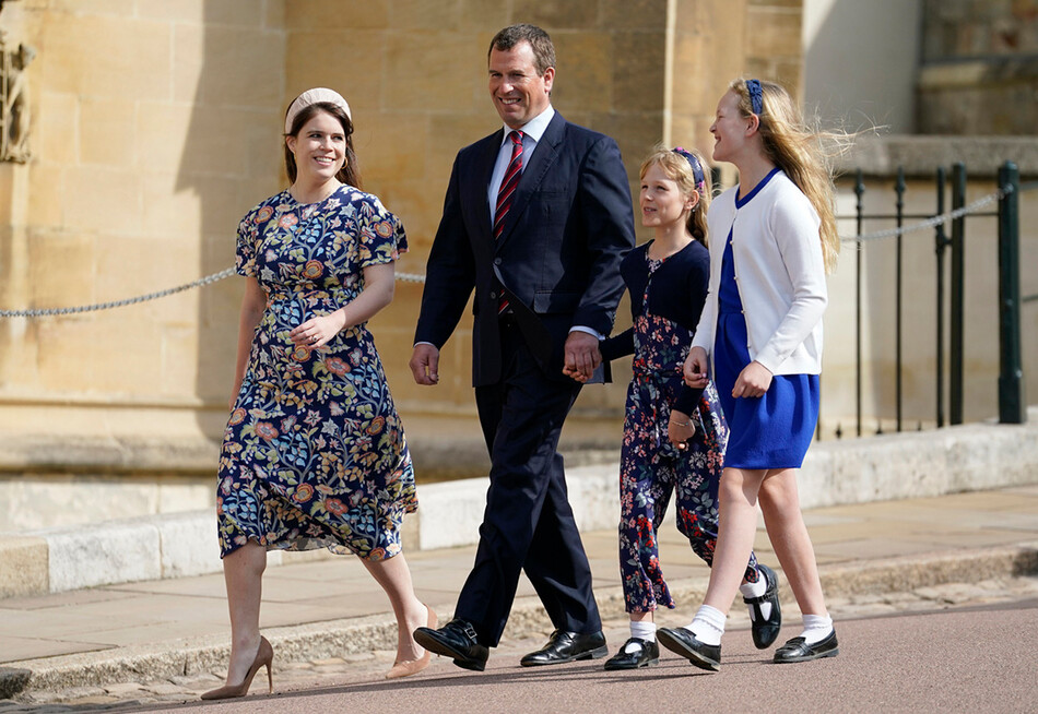 Принцесса Евгения и Питер Филлипс с Саванной Филлипс, Айла Филлипс, посещают традиционную пасхальную воскресную церковную службу в часовне Святого Георгия на территории Виндзорского замка 17 апреля 2022 года в Виндзоре, Англия