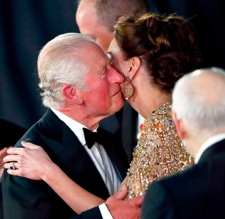 Герцогиня Кембриджская, Кейт Миддлтон и принц Чарльз на мировой премьере фильма «Не время умирать» в Королевском Альберт-Холле, 28 сентября 2021 г.